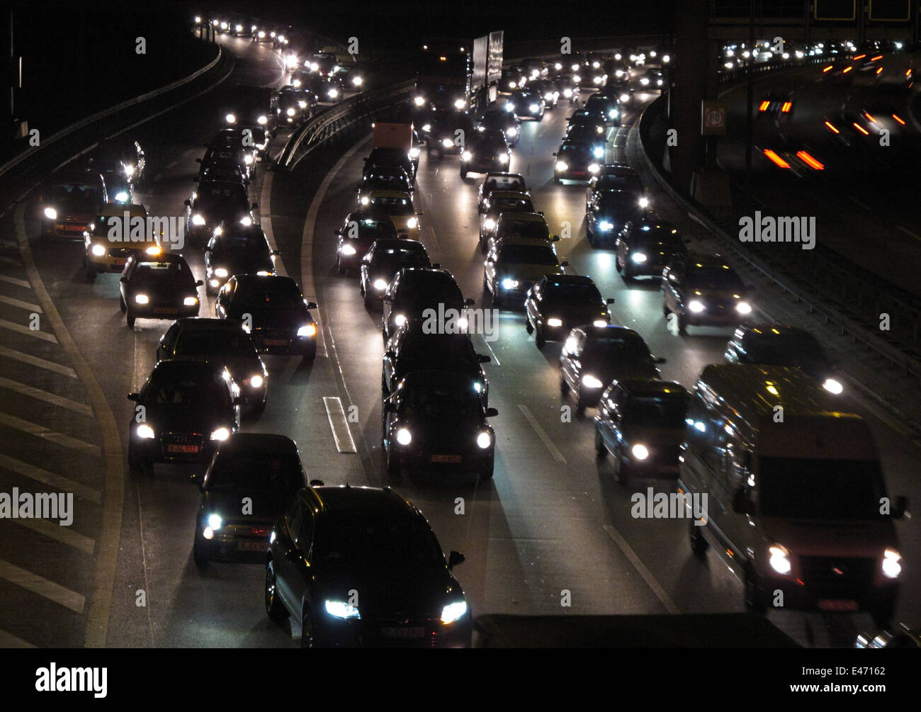 Berlin, Allemagne, lentes du trafic sur l'autoroute A 100 la nuit Banque D'Images