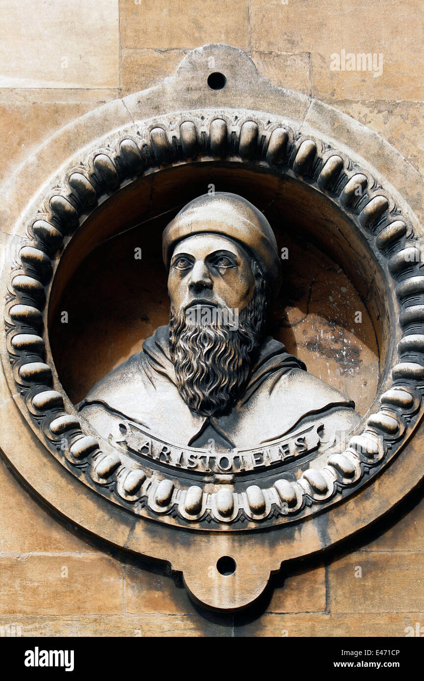 Aristoteles. Sculpture en médaillon dans le mur de Wollaton Hall à Nottingham mieux connu comme Aristote 384-322 av. J.-C. Un philosophe grec Banque D'Images