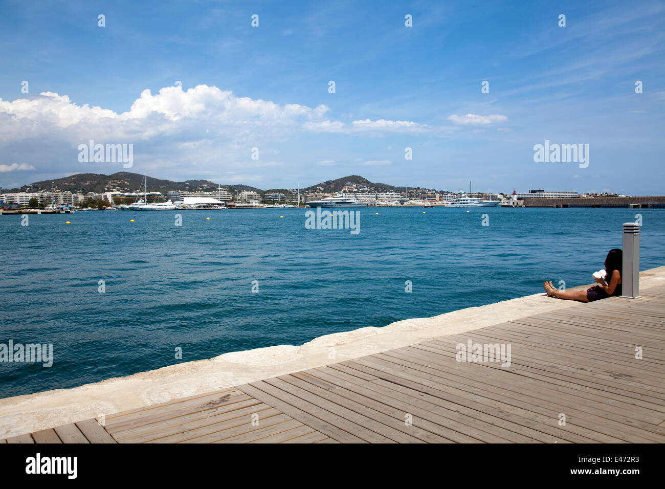 Girl Sitting on Pier, le Port de la vieille ville d'Ibiza - Ibiza - Espagne Banque D'Images
