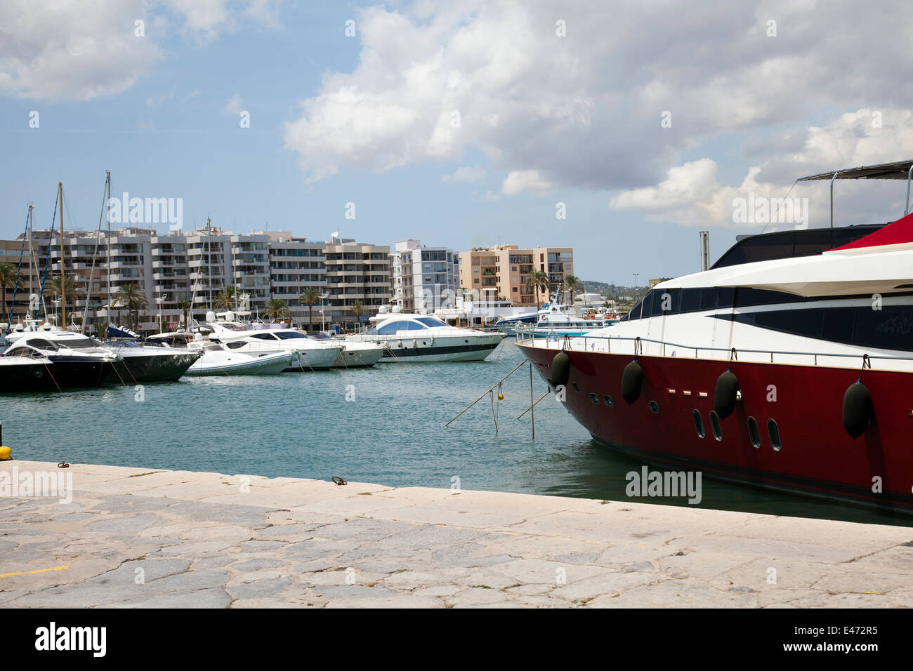 Port avec bateaux disponibles dans la vieille ville d'Ibiza - Ibiza - Espagne Banque D'Images