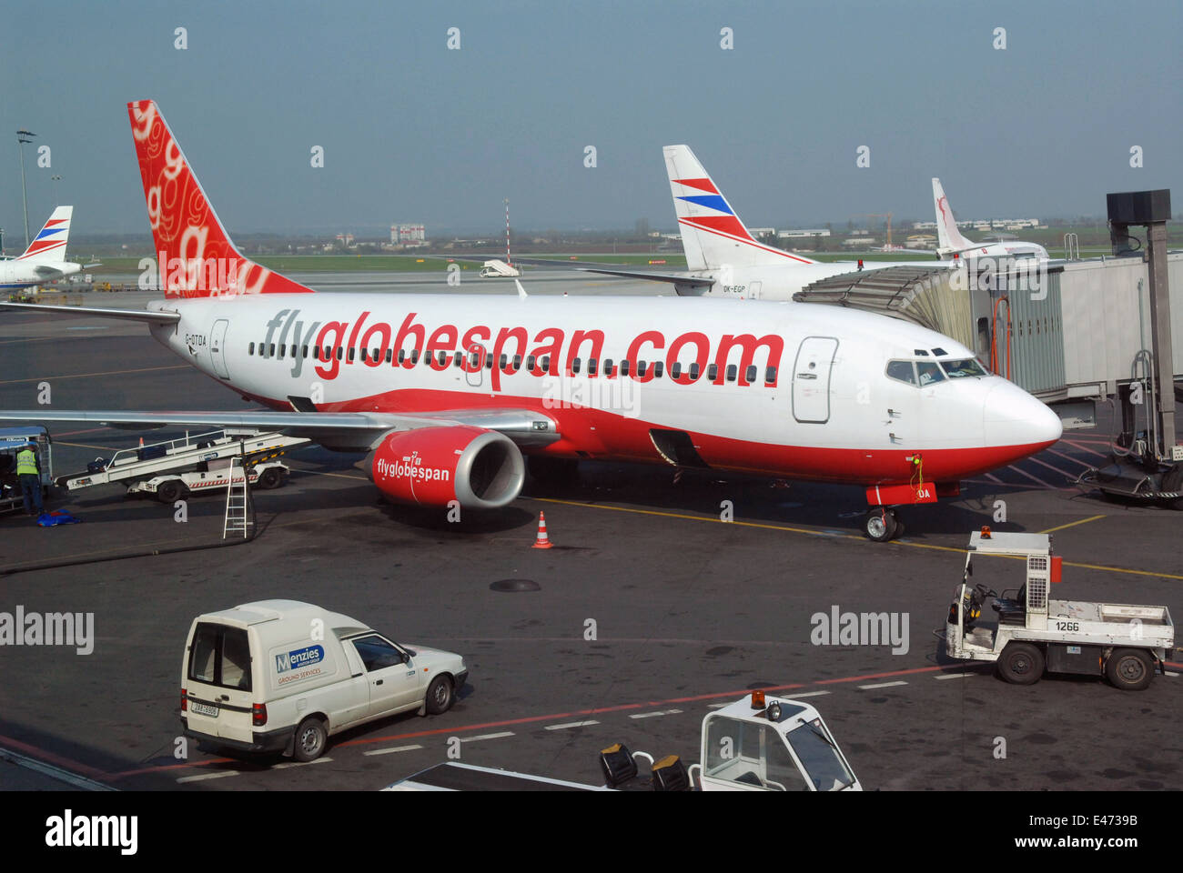 L'aéroport de Prague, Boeing 737-31S avion de ligne de la compagnie FlyGlobespan Banque D'Images