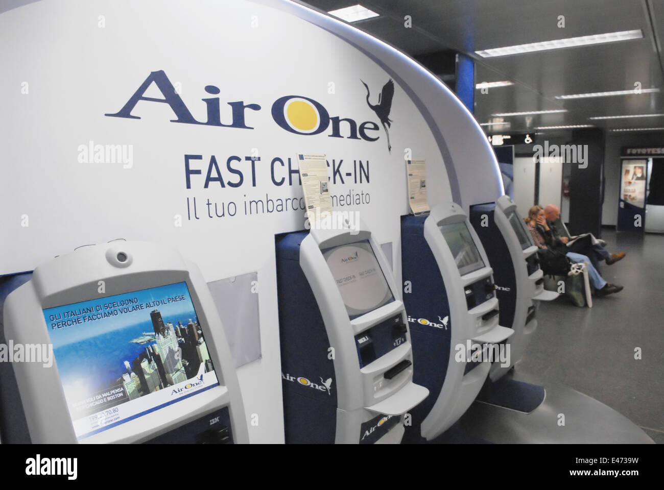 De l'aéroport Linate de Milan (Italie), d'enregistrement automatique de la société AirOne Banque D'Images