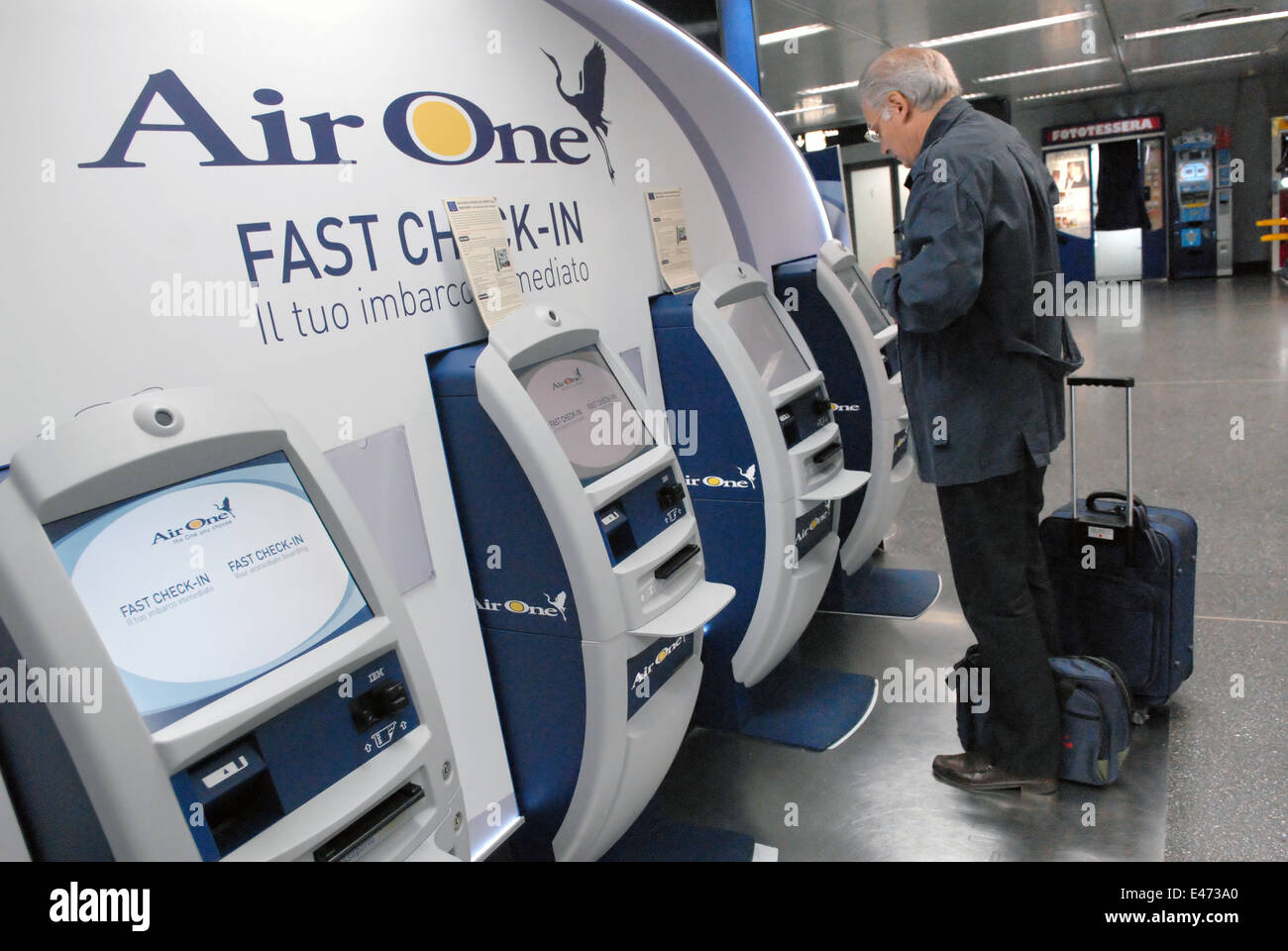 De l'aéroport Linate de Milan (Italie), d'enregistrement automatique de la société AirOne Banque D'Images