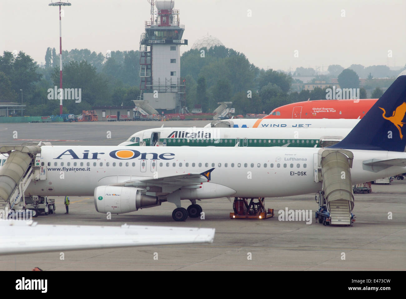 De l'aéroport Linate de Milan (Italie), les avions d'Alitalia et Airone Banque D'Images