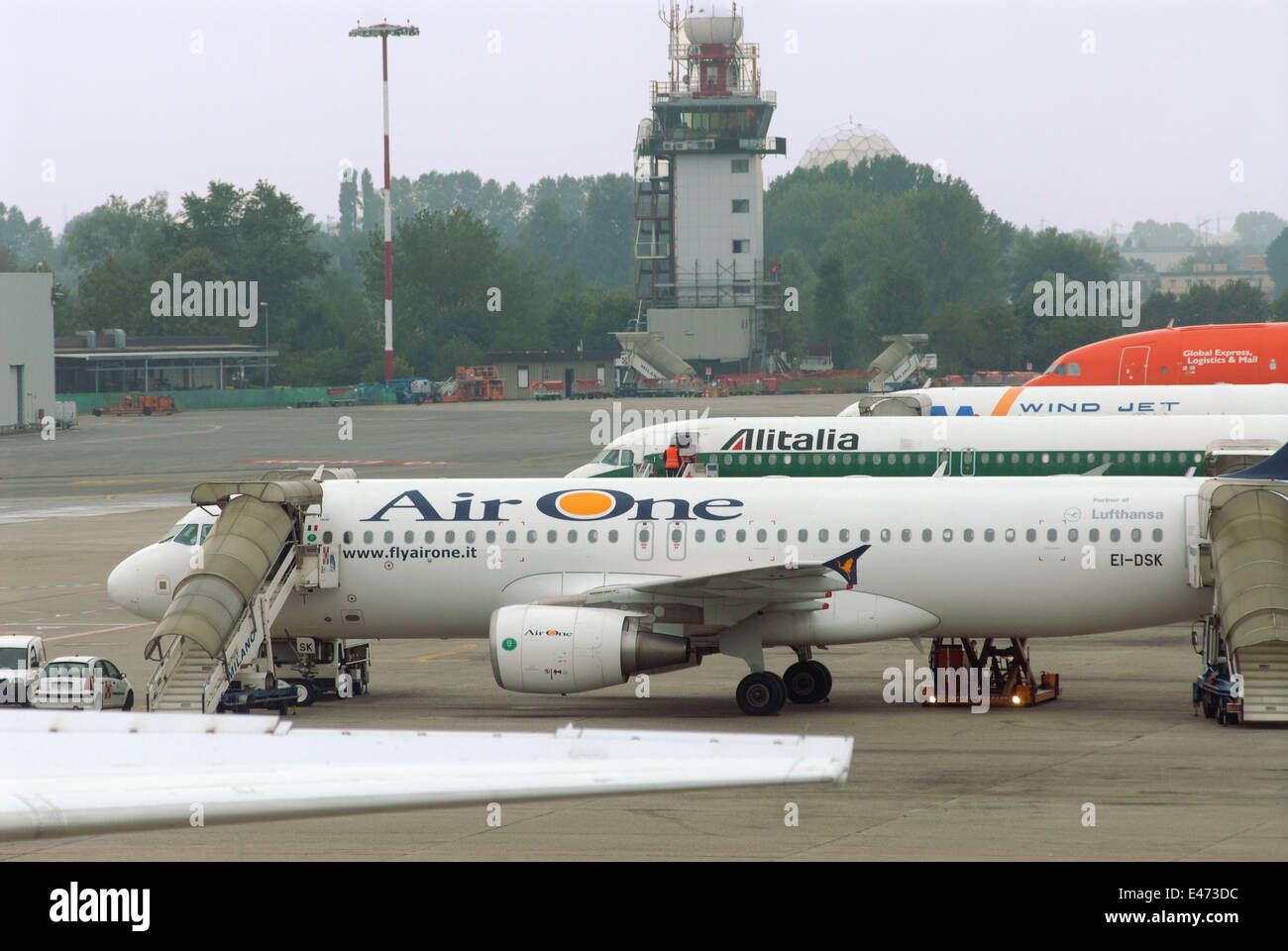 De l'aéroport Linate de Milan (Italie), les avions d'Alitalia et Airone Banque D'Images