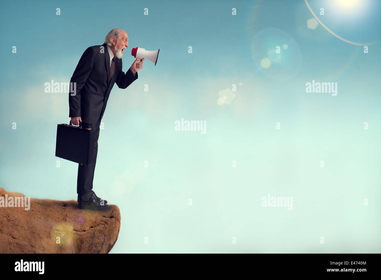 Senior businessman yelling au moyen d'un mégaphone ou d'une falaise loudhailer Banque D'Images