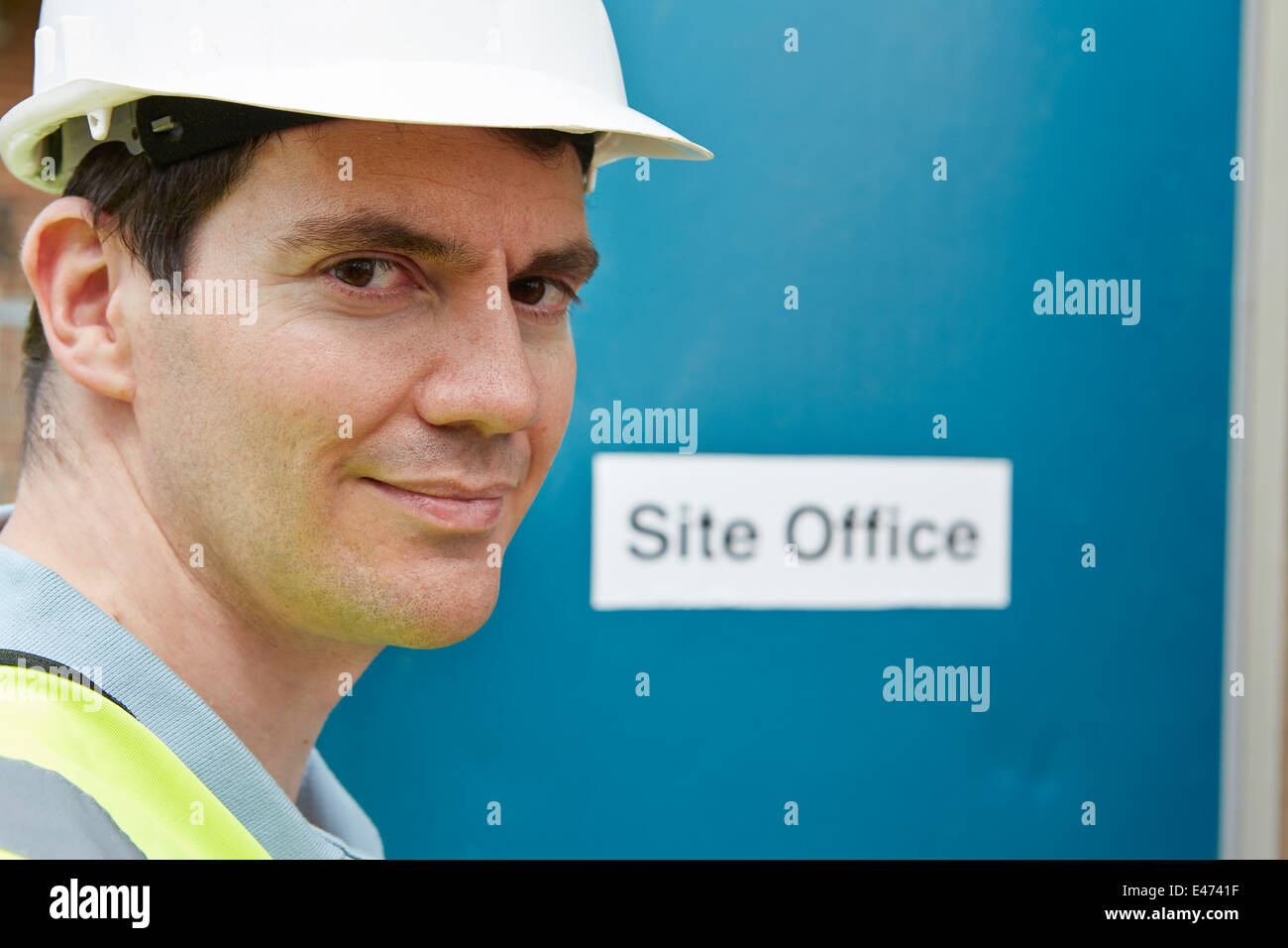 Portrait de travailleur de la construction au bureau de site Banque D'Images