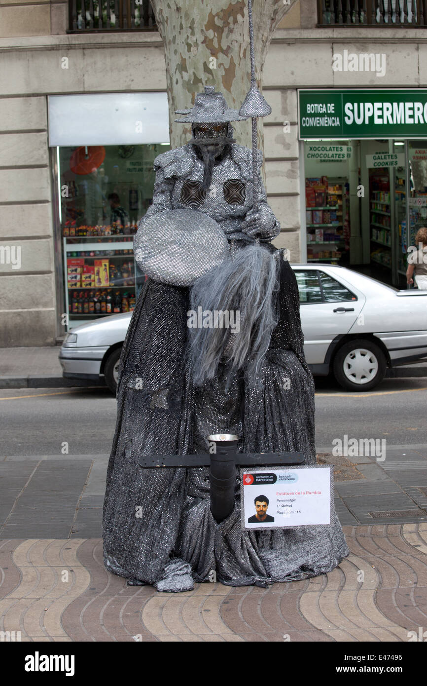 Street artiste mime agissant en tant que Don Quichotte sur La Rambla à Barcelone, Catalogne, Espagne. Banque D'Images