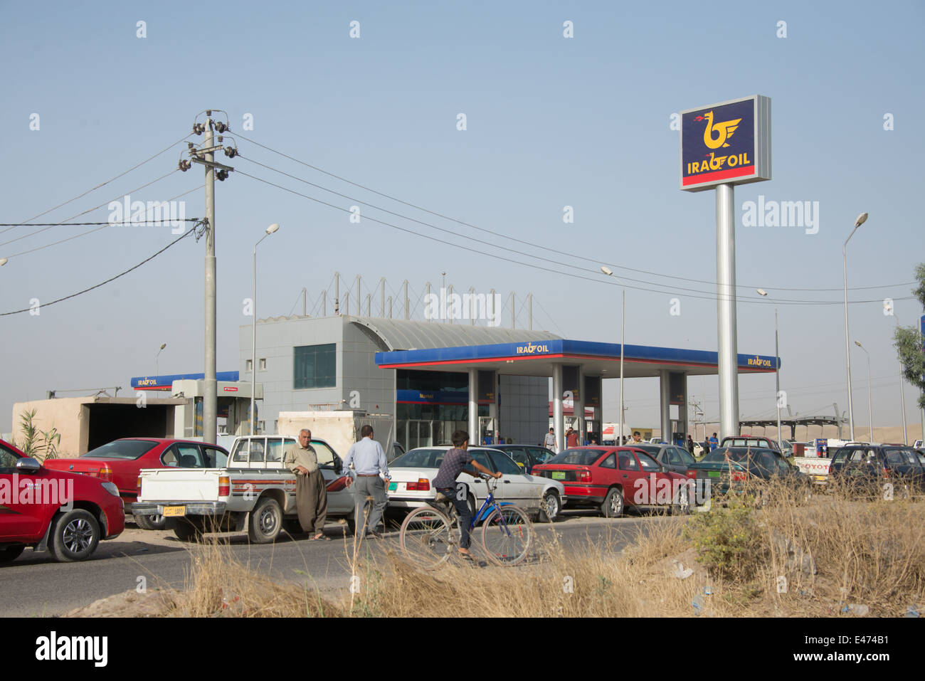 Voitures dans la file d'attente pour le carburant en raison de rationnement imposé par le gouvernement kurde dans la province de Ninive, le Kurdistan irakien. Banque D'Images