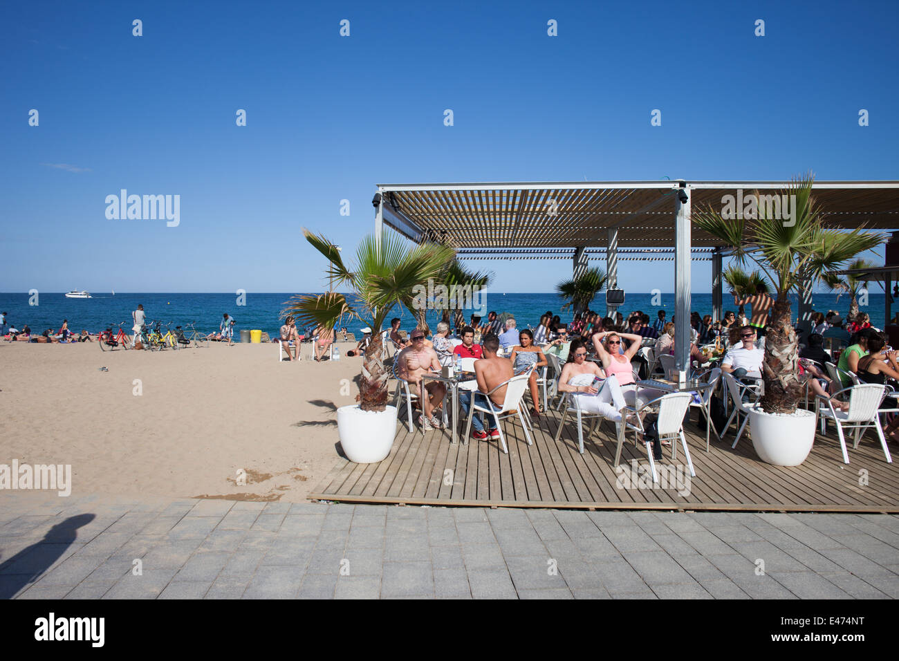 Les gens se détendre dans le café en bord de plage et à la promenade de la Barceloneta à Barcelone, Catalogne, Espagne. Banque D'Images