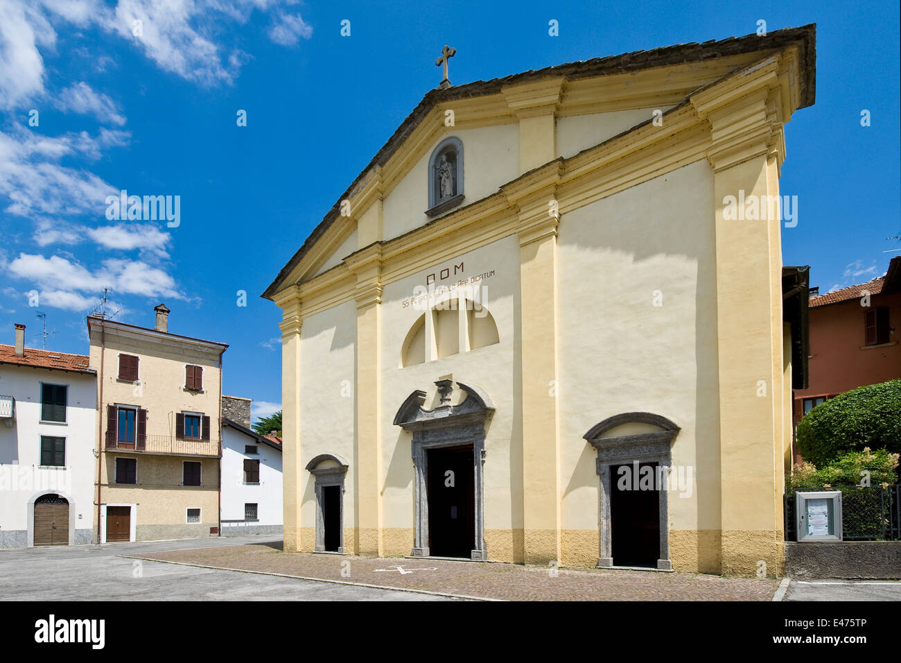 L'Italie, Lombardie, Dervio, SS. Pietro et Paolo parish Banque D'Images