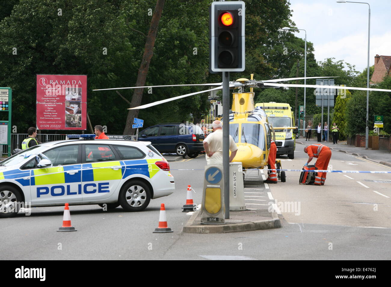 Loughborough, Leicestershire, UK. 4 juillet, 2014. Accident de voiture sur l'a6 leicester la police de la route les agents de circulation et les Midlands air ambulance est allé(e) à Banque D'Images