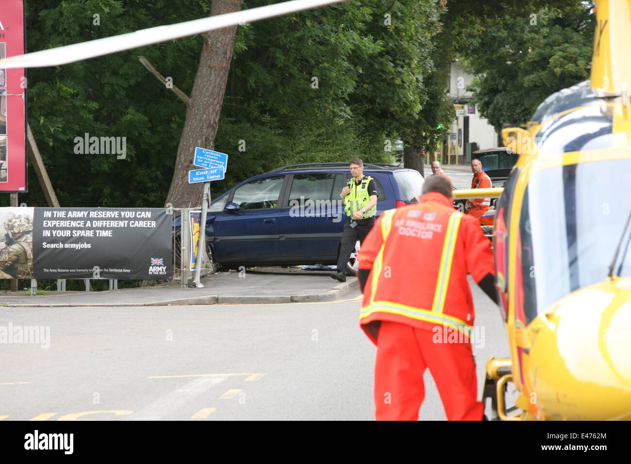 Loughborough, Leicestershire, UK. 4 juillet, 2014. Accident de voiture sur l'a6 leicester la police de la route les agents de circulation et les Midlands air ambulance est allé(e) à Banque D'Images