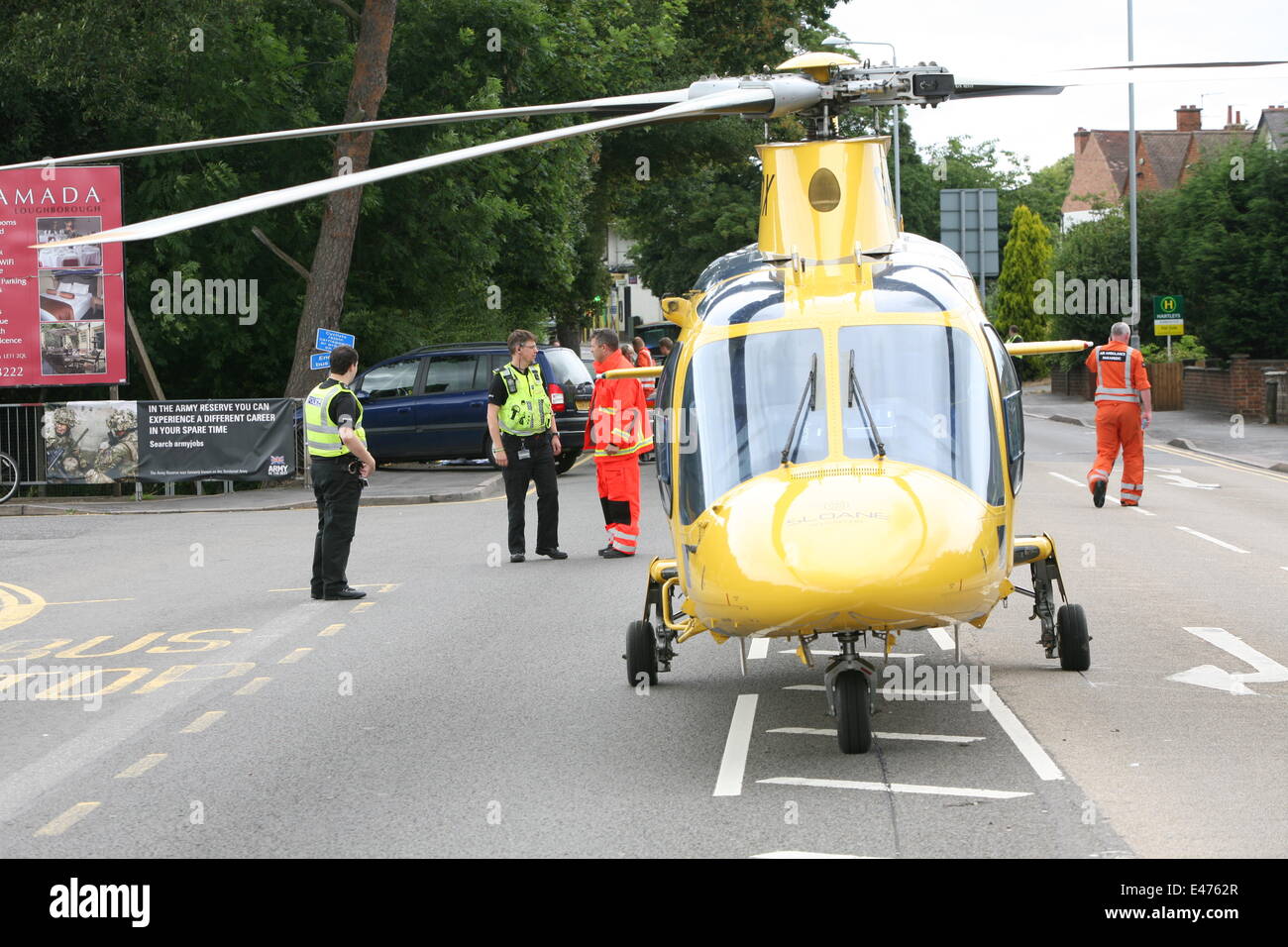 Loughborough, Leicestershire, UK. 4 juillet, 2014. Accident de voiture sur l'a6 leicester la police de la route les agents de circulation et les Midlands air ambulance est allé(e) à Banque D'Images