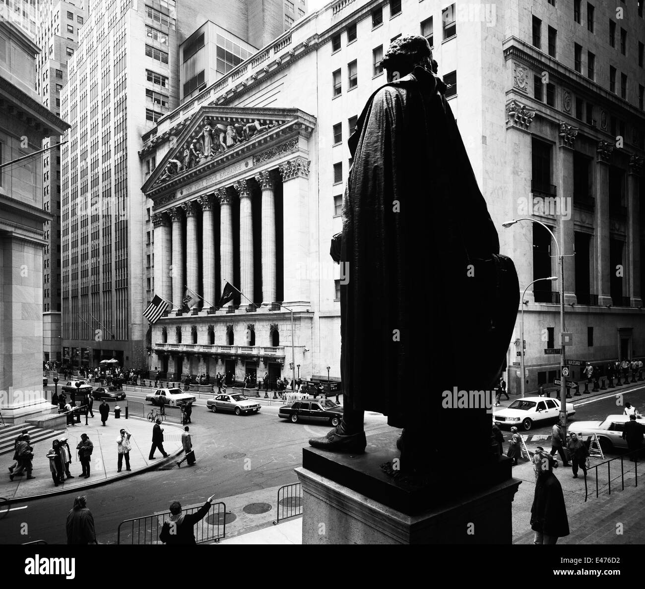 Vue du Federal Hall, Wall street, la statue de George Washington et d'une large façade sur rue de la Bourse, New York financial district, Manhattan, New York City, New York, NY, USA, United States of America Banque D'Images