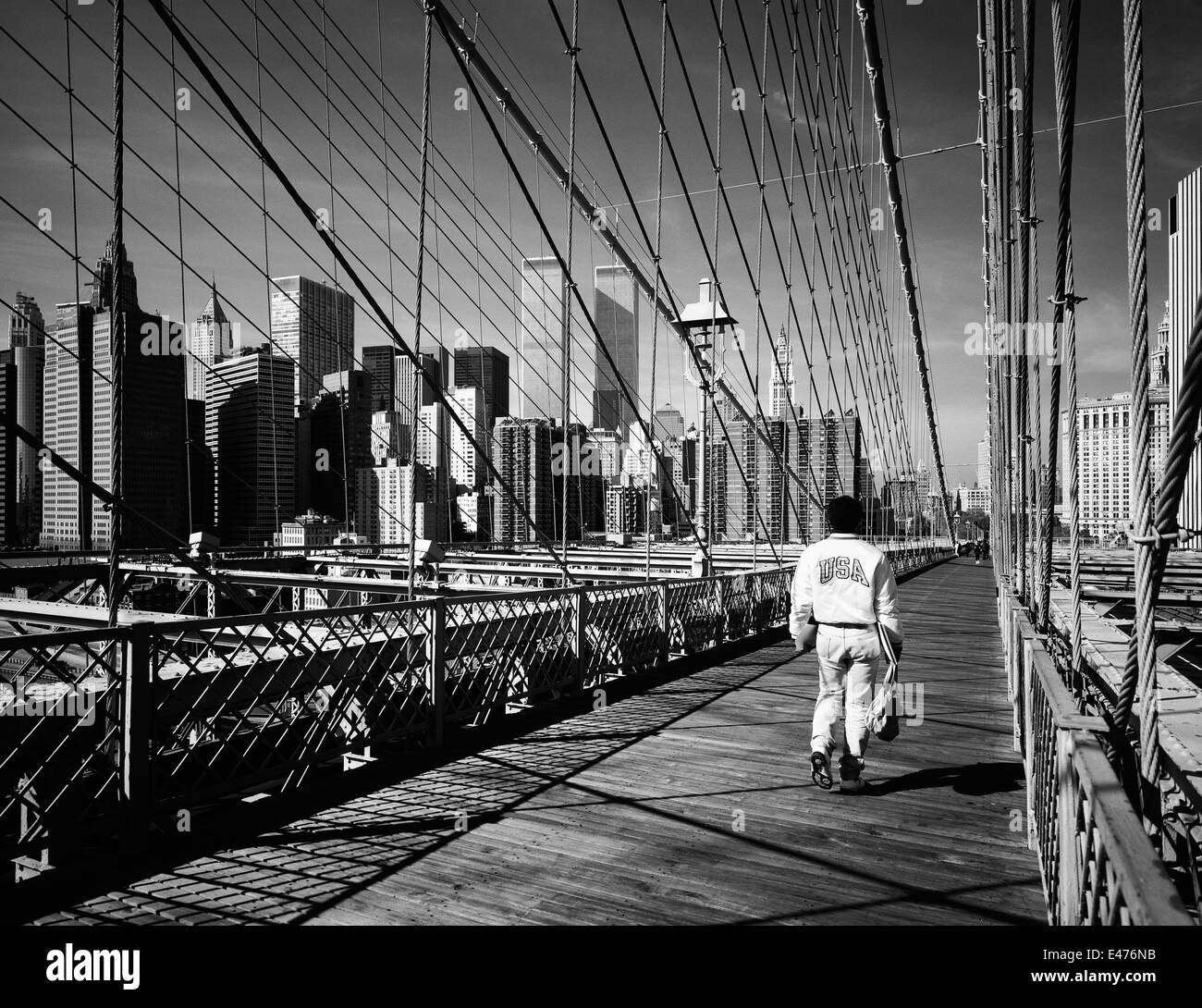 Homme marchant sur le pont de Brooklyn et Manhattan skyline avant le 11 septembre 2001 New York City NY USA Banque D'Images