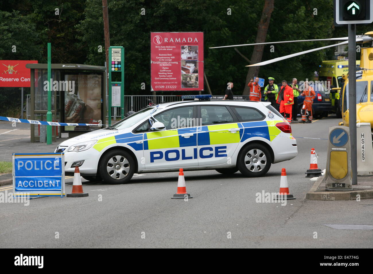 Loughborough, Leicestershire, UK. 4 juillet, 2014. Accident de voiture sur l'a6 leicester la police de la route les agents de circulation et les Midlands air ambulance est allé(e) à Banque D'Images