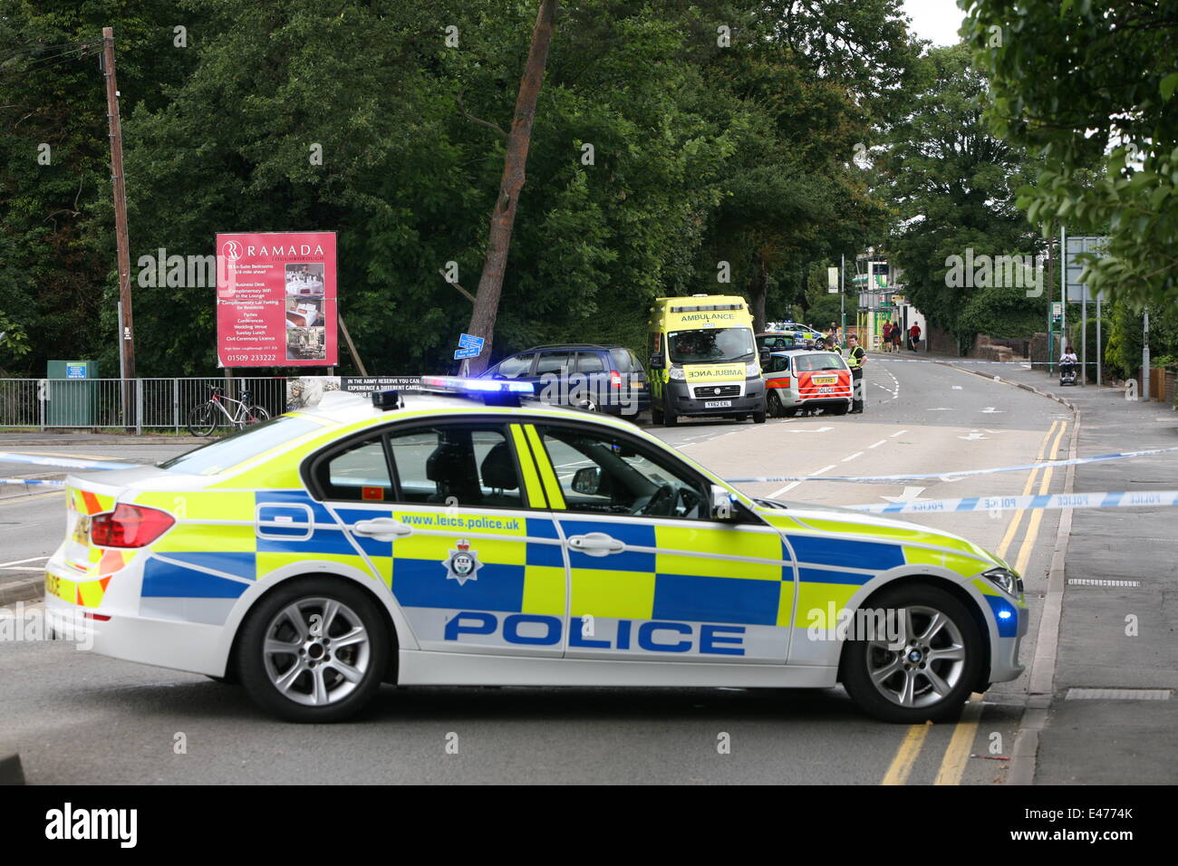 Loughborough, Leicestershire, UK. 4 juillet, 2014. Accident de voiture sur l'a6 leicester road agents de circulation de la police et les ambulanciers ont assisté à la scène Banque D'Images