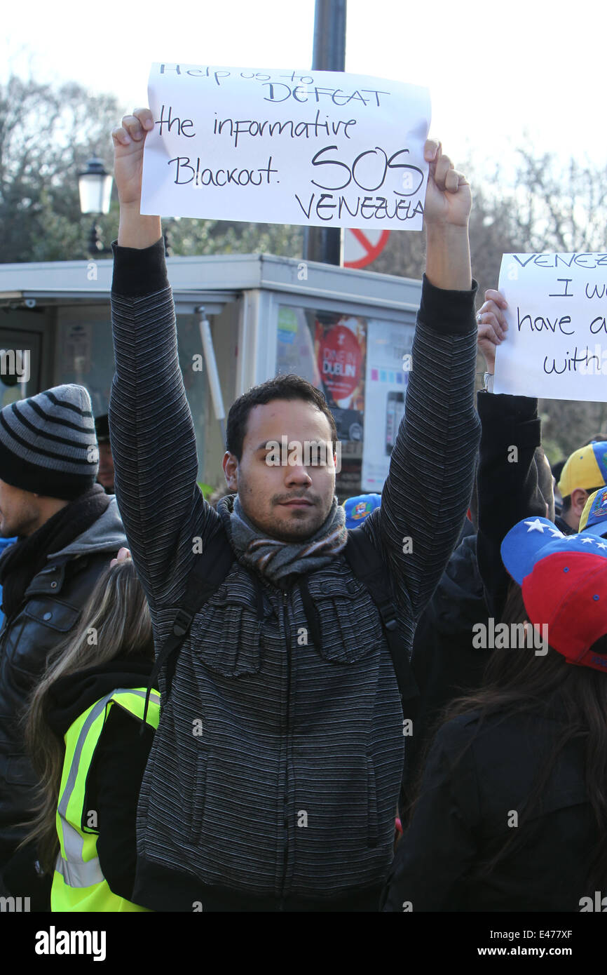 Un homme tient une pancarte au cours d'une manifestation à Dublin, Grafton Street contre le gouvernement du Venezuela. Banque D'Images