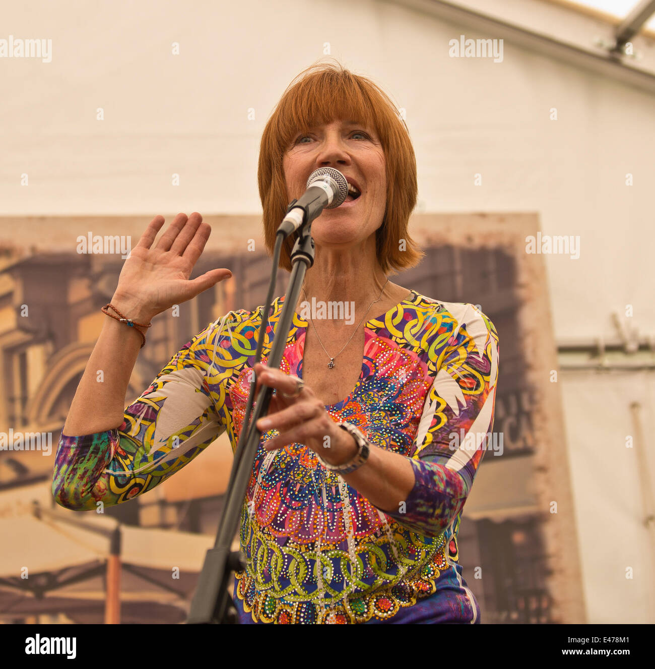 Great Tew, UK. Le 04 juillet, 2014. Cornbury Festival Kiki Dee & Carmelo effectuer sur la scène du café Nero Crédit : charlie bryan/Alamy Live News Banque D'Images