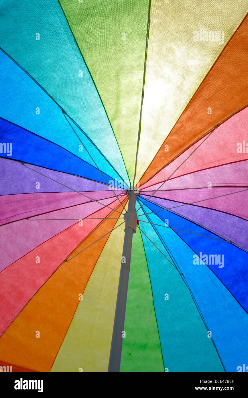 Couleur lumineuse plage parasol à roue cercle d'origine multiples Banque D'Images