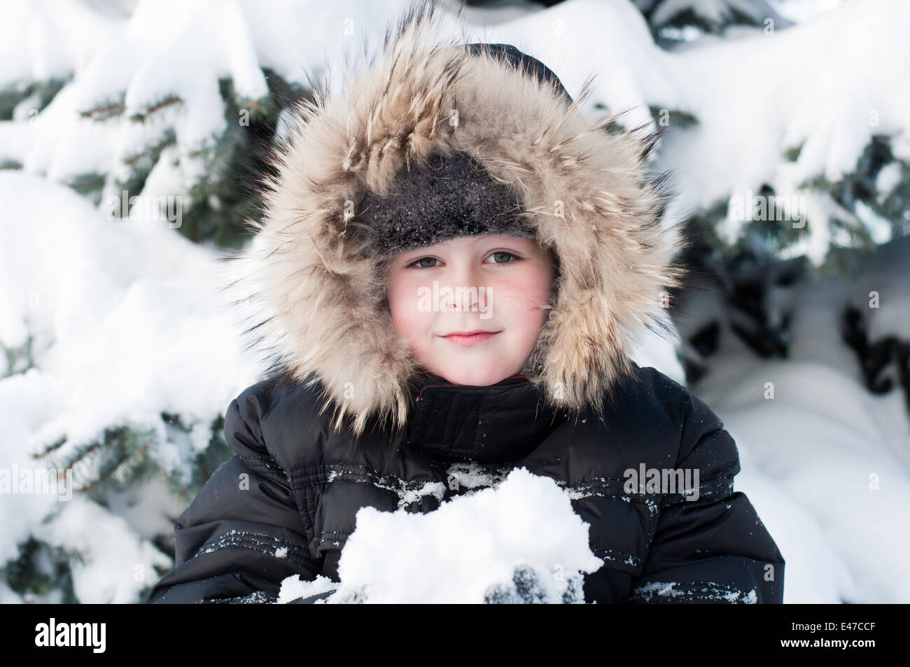 Garçon enfant un hiver froid du nord de la Russie le parc forestier de veste de neige couverte de neige blanc étudiant à pied de l'air frais man portrait ch Banque D'Images