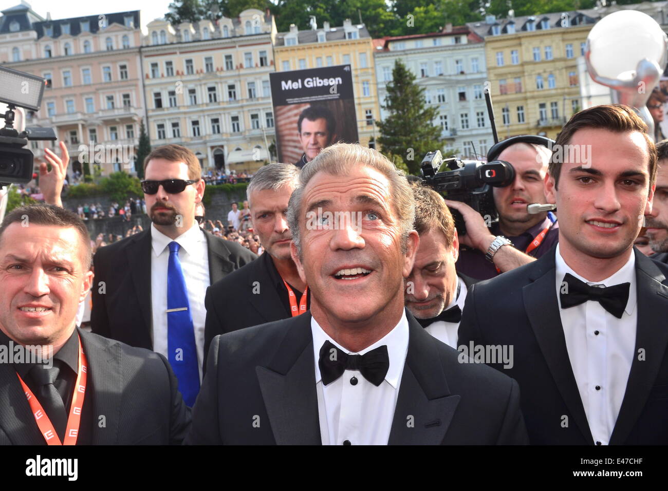 Karlovy Vary, République tchèque. Le 04 juillet, 2014. Acteur, réalisateur et producteur Mel Gibson, centre, arrive sur un tapis rouge de l'Hôtel Thermal où il recevra le Globe de cristal de contribution artistique remarquable pour le cinéma mondial à l'ouverture du 49e Festival International du Film de Karlovy Vary en Bohême de l'ouest, Karlovy Vary, le vendredi 4 juillet. Credit : Vit Simanek/CTK/Alamy Live News Banque D'Images