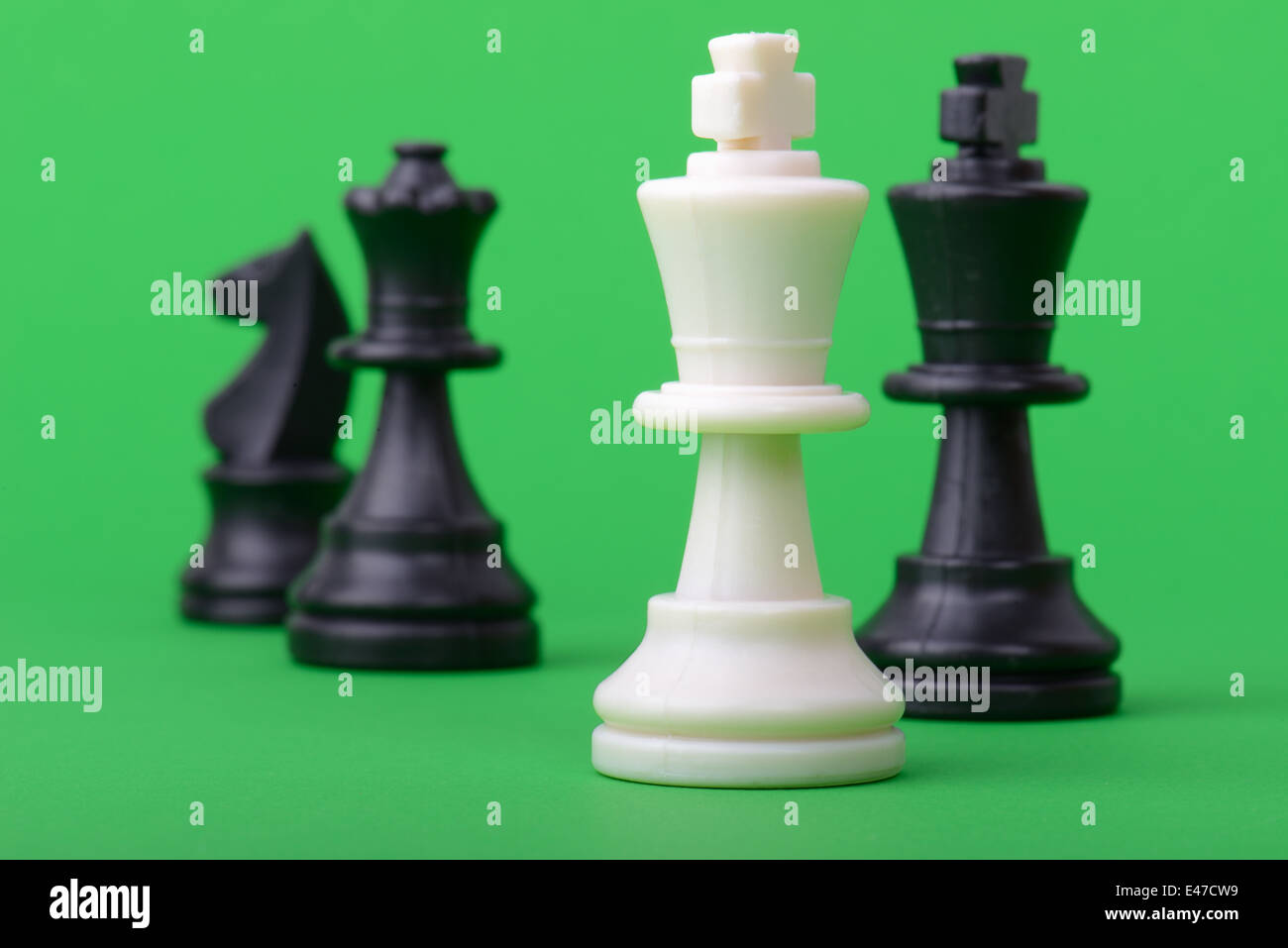 Une pièce d'échecs contre les chances Banque D'Images