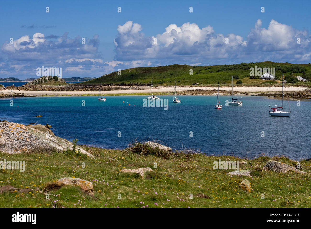 Une vue sur la barre de sable entre St Agnes et l'Gugh. Îles Scilly, UK Banque D'Images