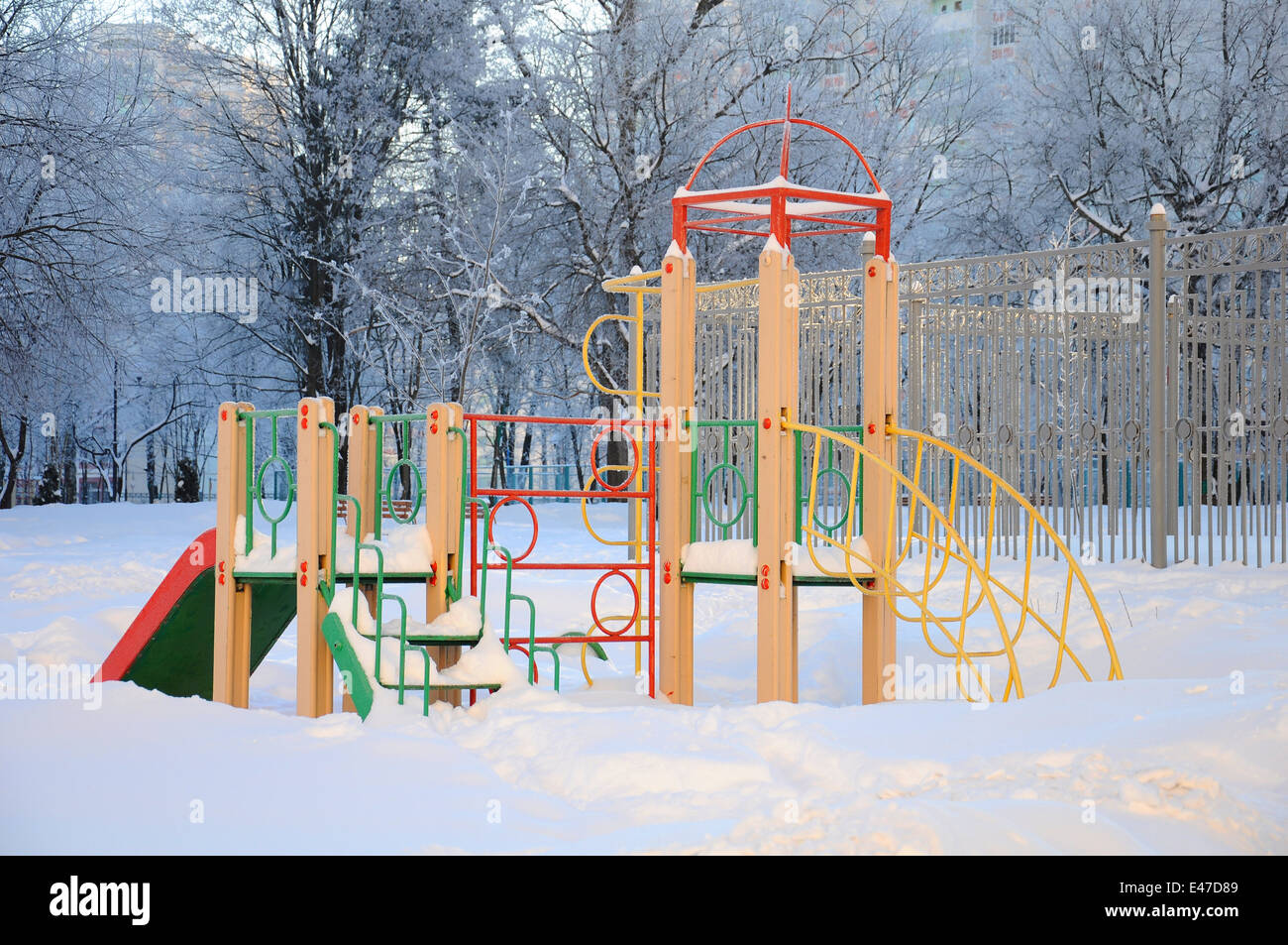 Aire de jeux pour enfants parc des sports de neige de l'hiver aucun quartier de couchage tour personne n'Moscou Russie enfance Banque D'Images