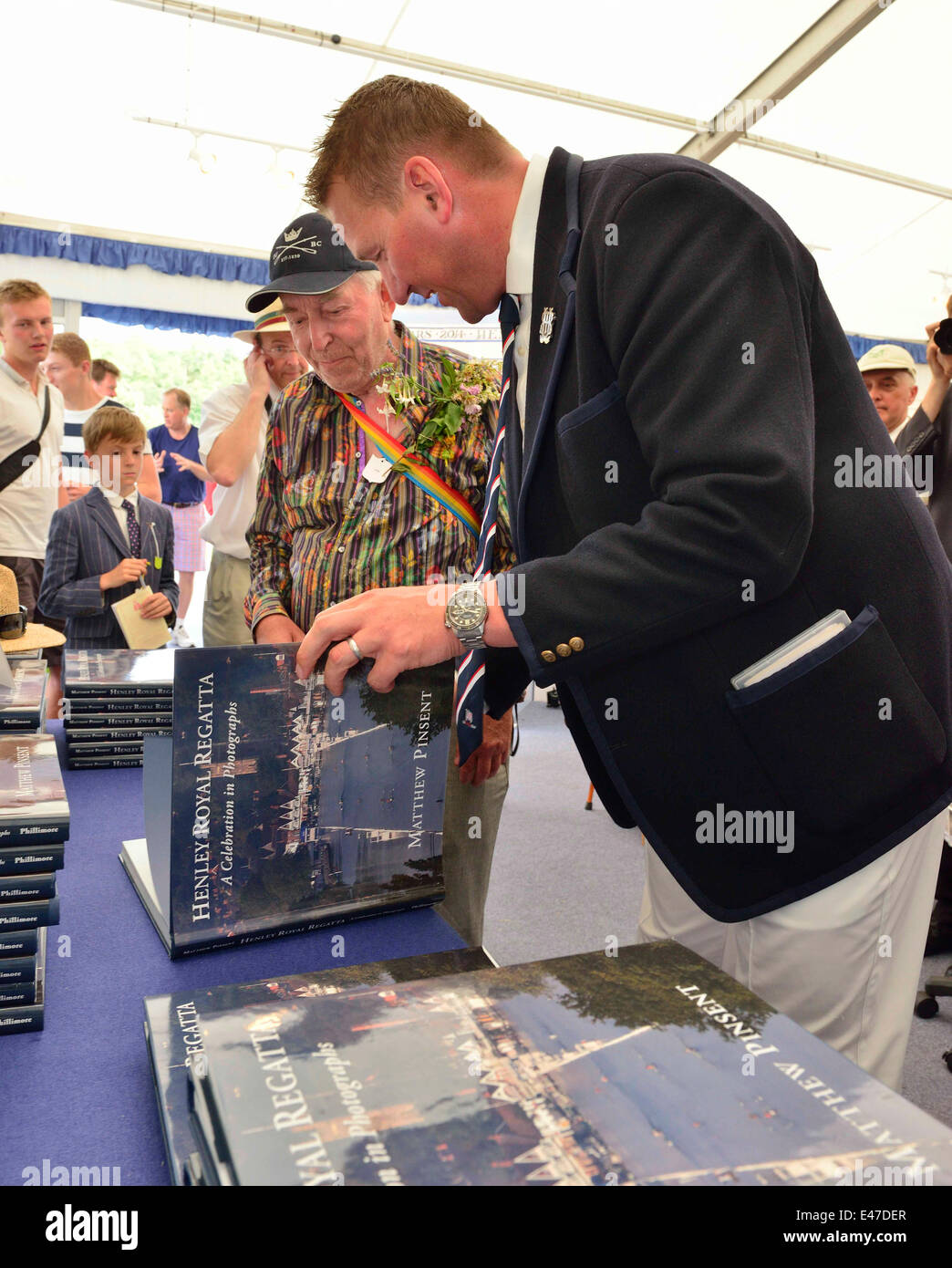 Henley, UK. Le 04 juillet, 2014. Sir Matthew Pinsent, CBE . livre -la signature d'un superbe livre de photographies pour célébrer le 175e anniversaire de la Henley Royal Regatta.Pinsent, une 16 fois médaillé d'Henley, a également écrit l'introduction à la régate royale d'Henley : une célébration en photographies.Il en parle de l'histoire de l'événement depuis ses débuts en 1839 jusqu'à nos jours, et comprend un grand nombre de ses propres expériences personnelles et des connaissances dans le monde de la régate la plus célèbre. Crédit : Gary Blake/Alamy Live News Banque D'Images