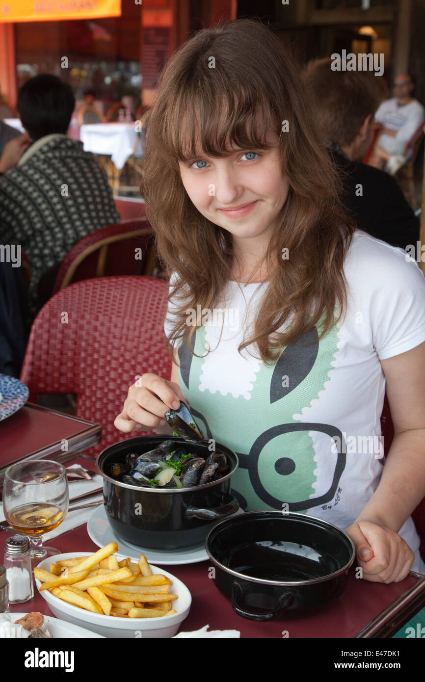 Girl in cafe, Honfleur, France. Banque D'Images
