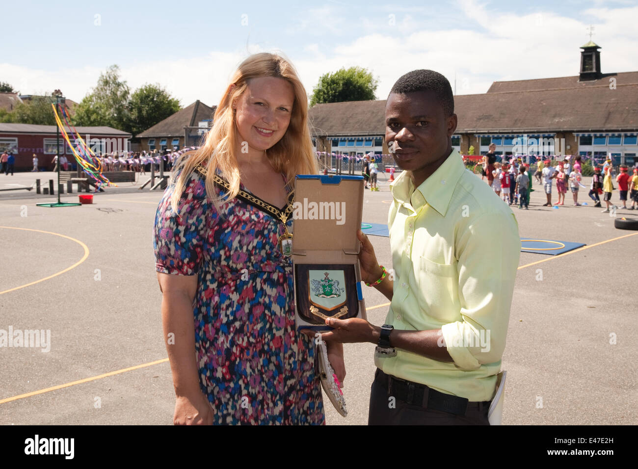 Anerley,UK,4 juillet 2014, Maire adjoint de la Rcbd Kate Lymer présente Daniel Mensah avec le Bromley armoiries lors d'une fête organisée par Stewart Fleming School à Anerley©Keith Larby/Alamy Live News Banque D'Images