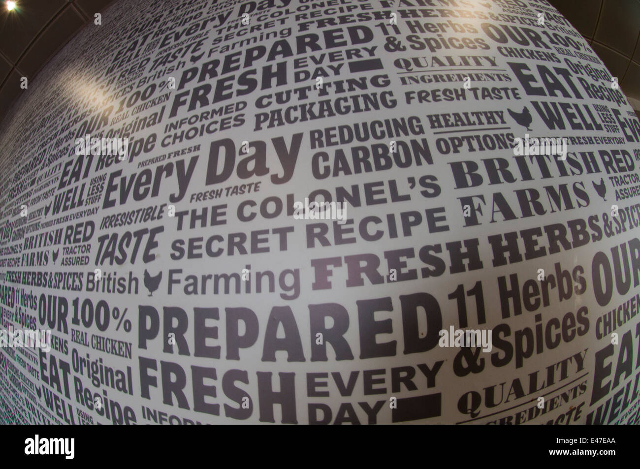 Mur d'un KFC la sortie avec les slogans "recette secrète du Colonel', 'Fresh Herbs', 'préparés' etc. Banque D'Images