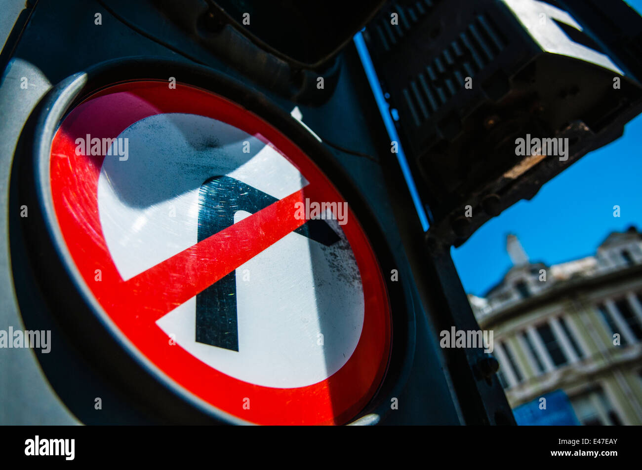 Pas de virage à droite sur un ensemble de feux de circulation Banque D'Images