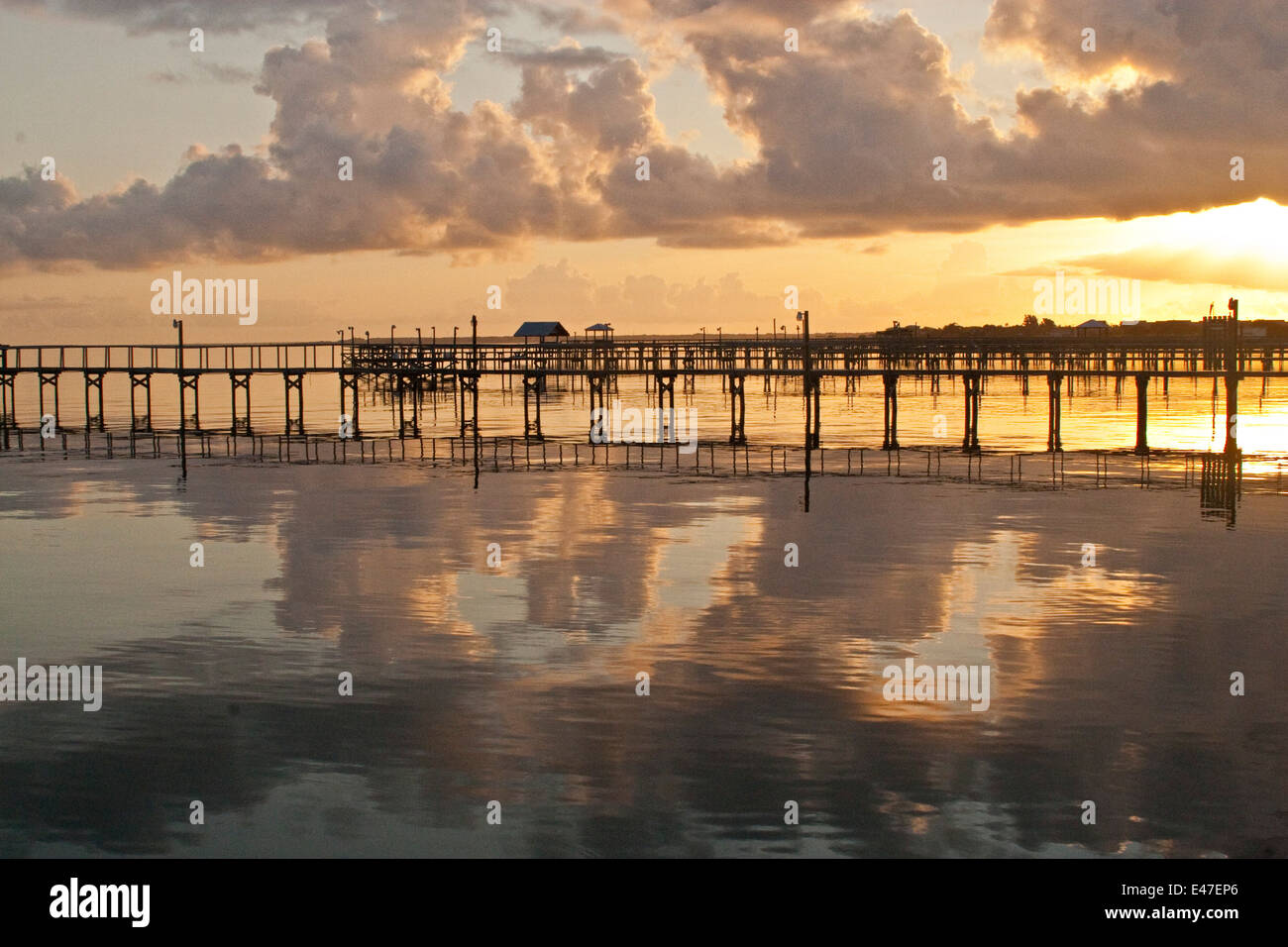 Lever du soleil et une longue jetée de pêche à la Texas Gulf coast Copano Bay Banque D'Images