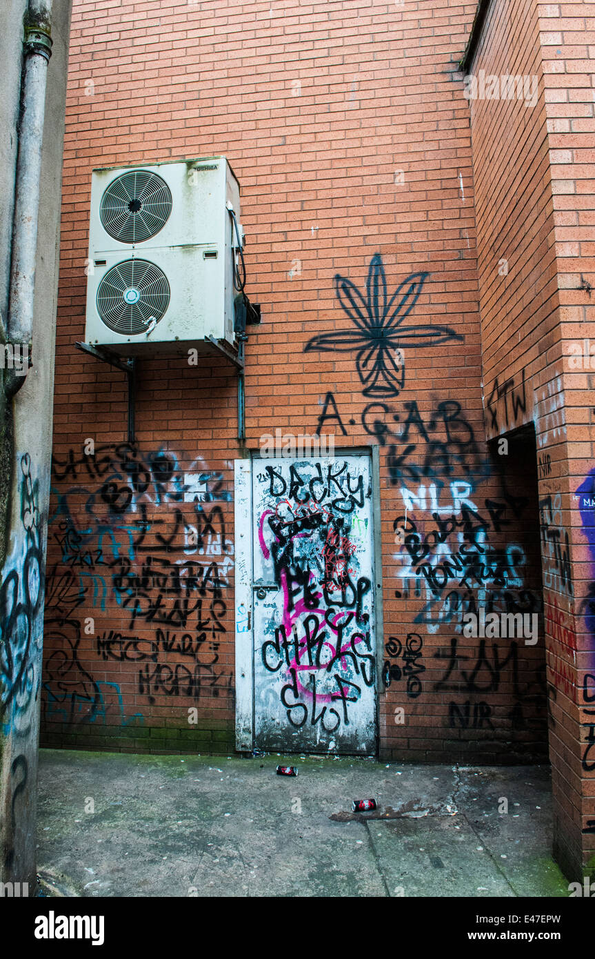 Ruelle avec beaucoup de graffitis Banque D'Images