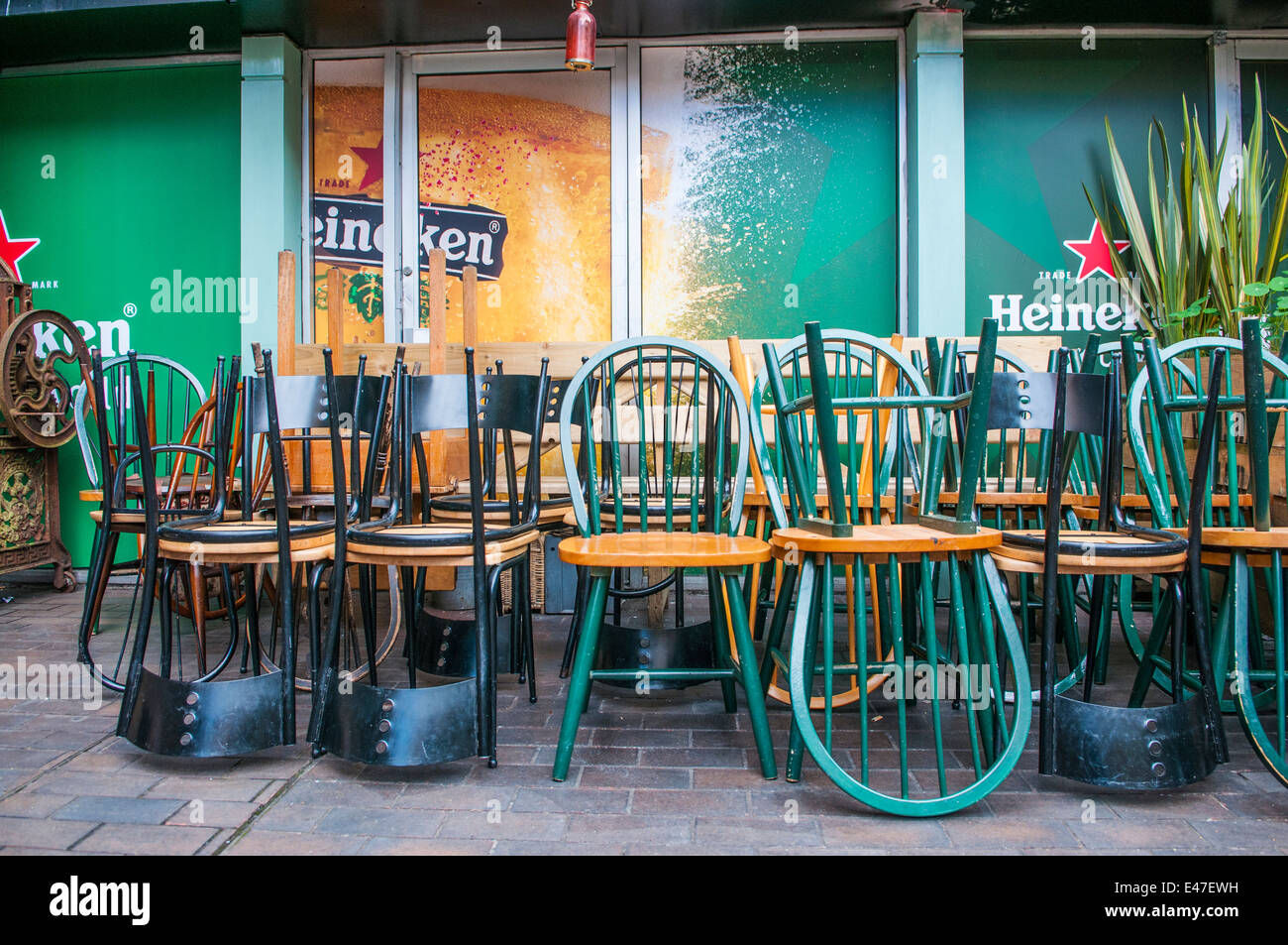 Chaises en bois empilées à l'envers l'extérieur d'un pub. Banque D'Images