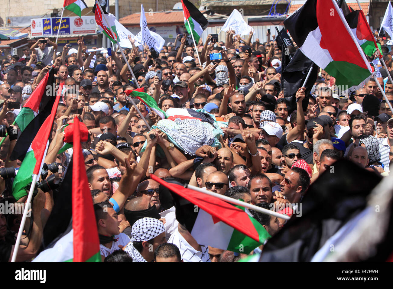 Jérusalem, Néguev, Israël. 4 juillet, 2014. Des milliers de personnes ont assisté aux funérailles à Jérusalem de l'adolescent palestinien Muhammad Abu Khdeir, 16 ans, auraient été tués par des colons israéliens comme dans un présumé acte de vengeance pour la mort de trois jeunes Israéliens quelques jours plus tôt. La police a trouvé son corps partiellement brûlé dans une forêt de Jérusalem. Credit : Elo B/ZUMA/Alamy Fil Live News Banque D'Images