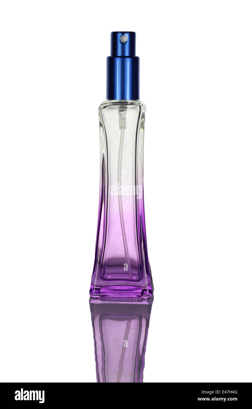 Flacon de parfum violet isolé sur fond blanc. Banque D'Images