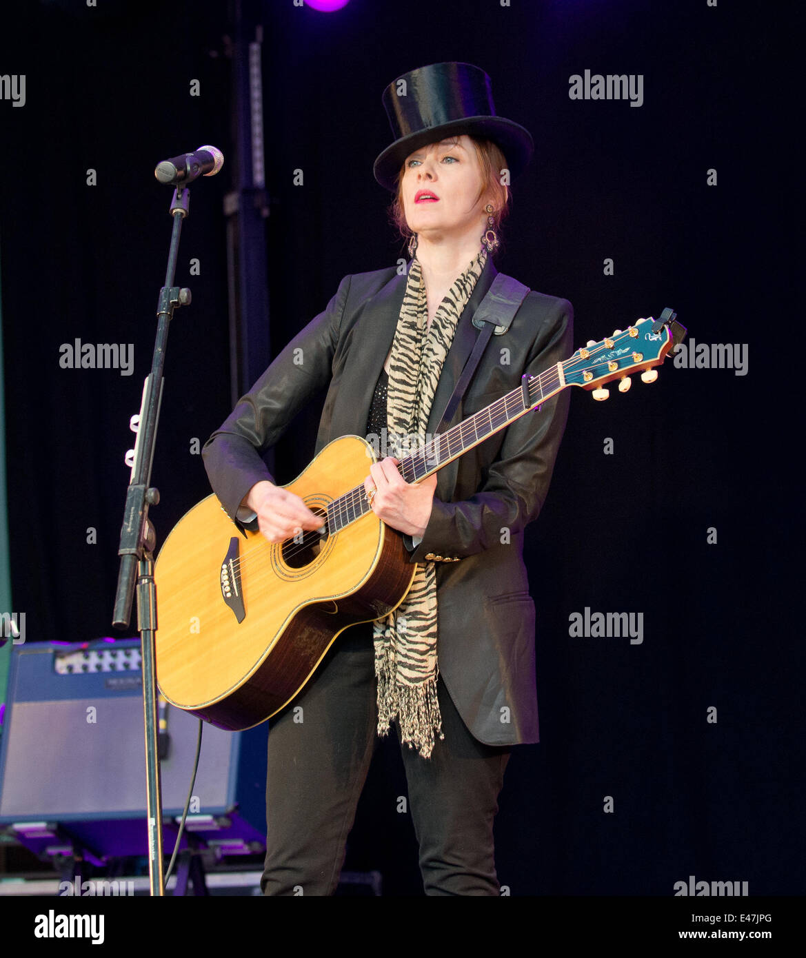 Great Tew, UK. Le 04 juillet, 2014. Suzanne Vega sur la dernière nuit de sa tournée à l'Cornbury Festival. Crédit : charlie bryan/Alamy Live News Banque D'Images