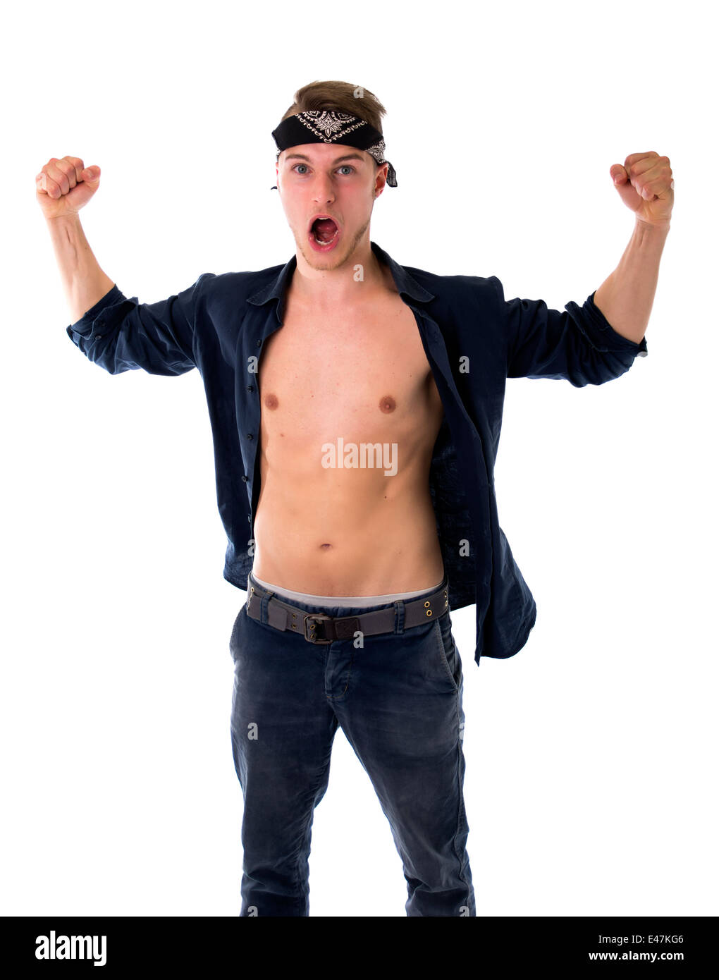 Expression de joie pour la victoire sur le beau jeune homme avec les bras ouverts et de poings soulevées Banque D'Images