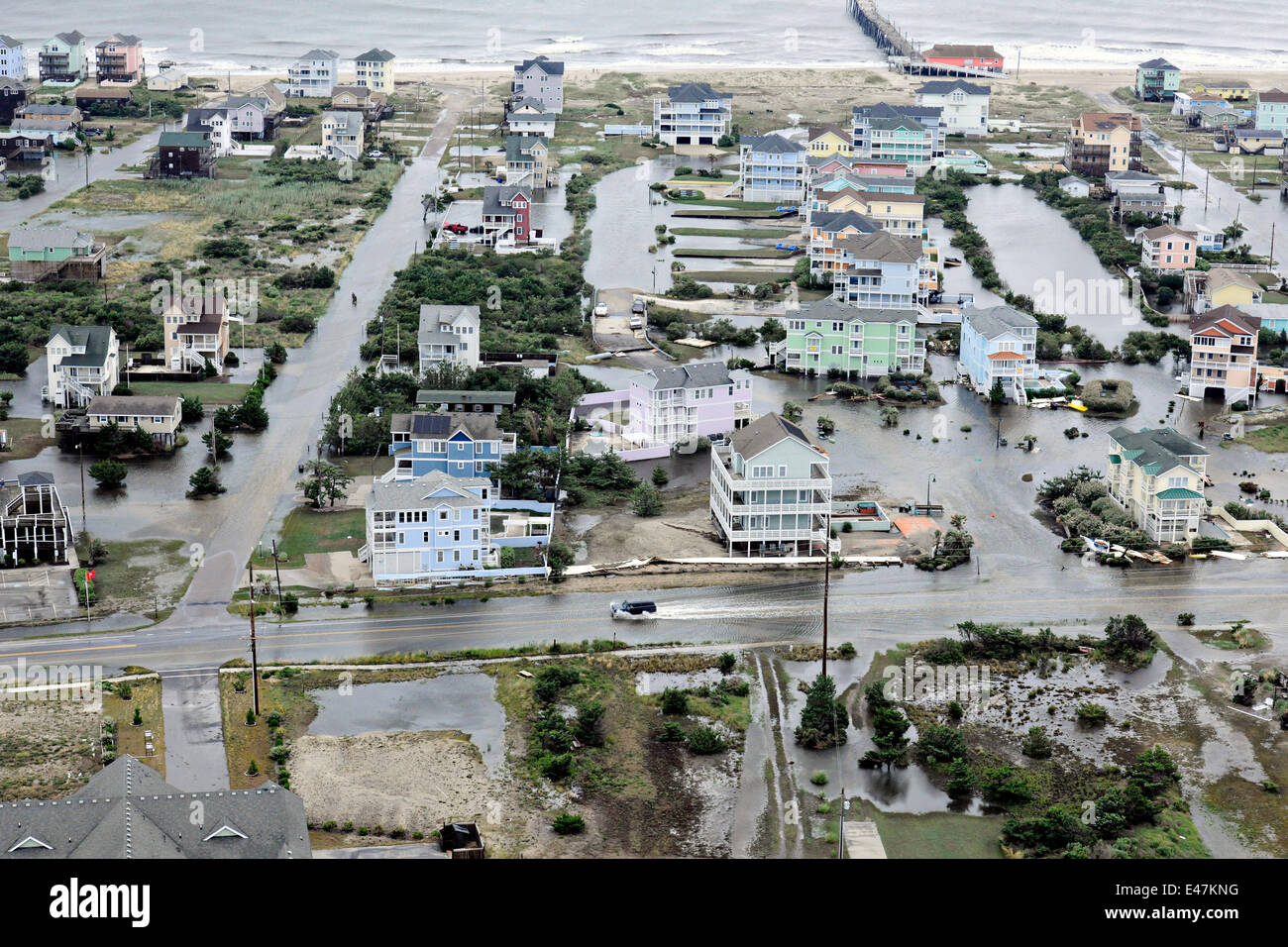 Vue aérienne de l'inondation causée par l'Ouragan Arthur sur les bancs extérieurs du 4 juillet 2014 à Nags Head, Caroline du Nord. Arthur fut le premier ouragan à jamais frapper les bancs extérieurs. Banque D'Images