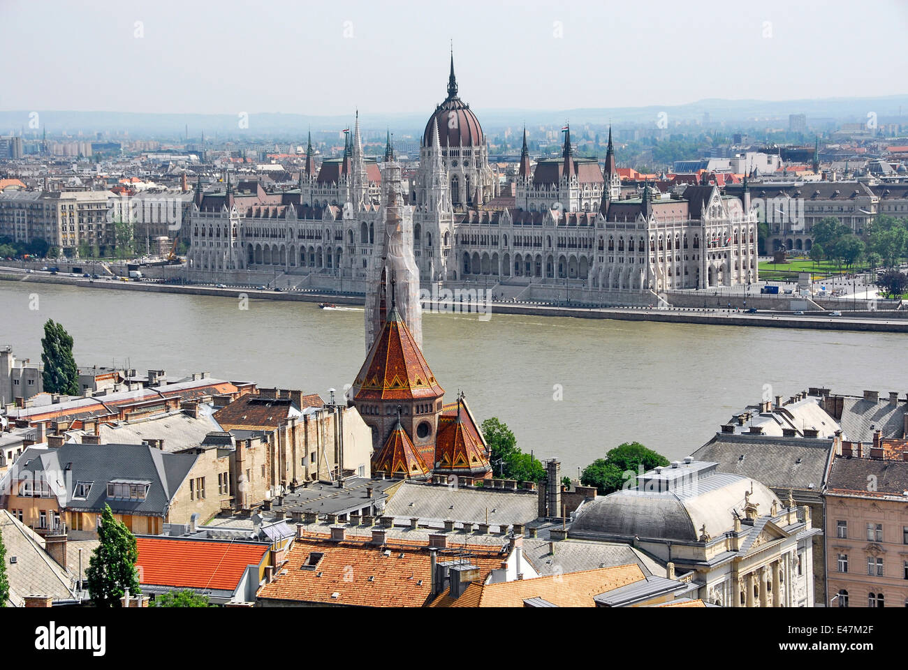 Vue sur le fleuve Danube et le Parlement de Halaszbastya sur la colline Gellert à Budapest, Hongrie Banque D'Images