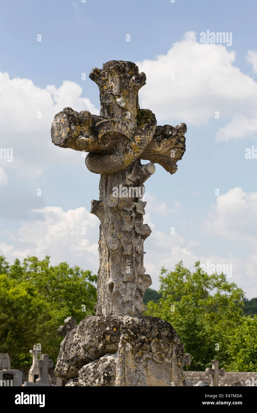 Croix en bois sculpté dans un cimetière français. Banque D'Images