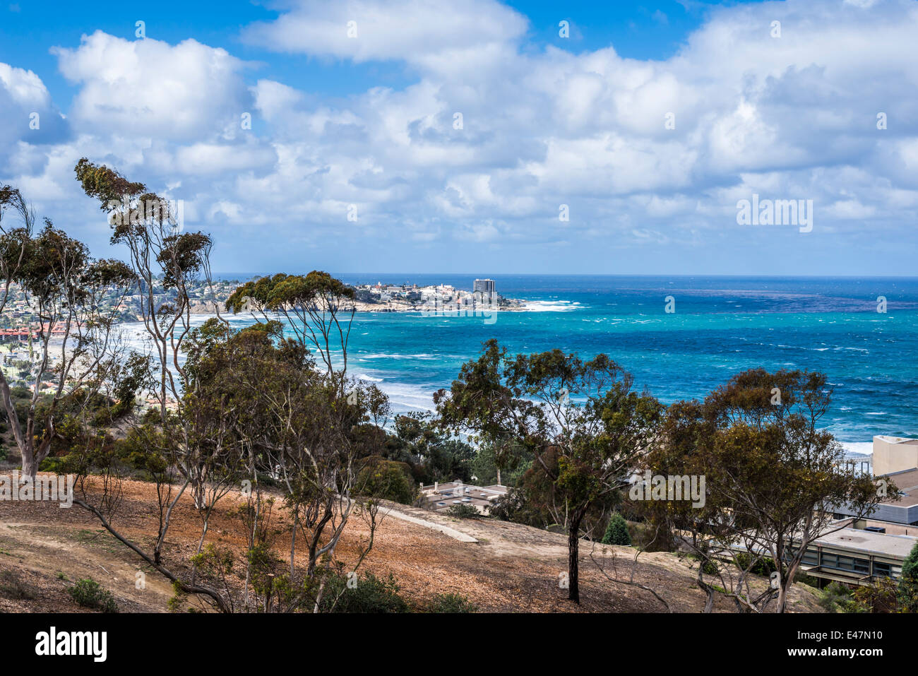 Vue de dessus La Jolla Shores Beach. Le centre-ville de La Jolla en arrière-plan. La Jolla, Californie, États-Unis. Banque D'Images