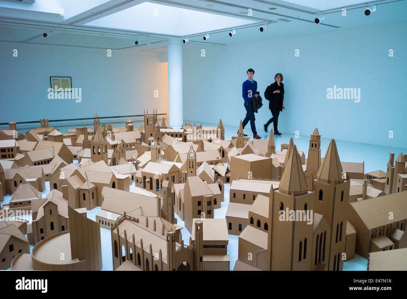 Les touristes vue 'Génération - 286 lieux de culte à Édimbourg' par Nathan Coley, dans la galerie d'Art Moderne de GoMA, Glasgow Banque D'Images