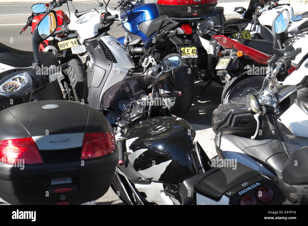 Les motocyclistes remplir tous les espaces vélos disponibles sur hickson road dans le centre-ville de Sydney;,l'Australie Banque D'Images