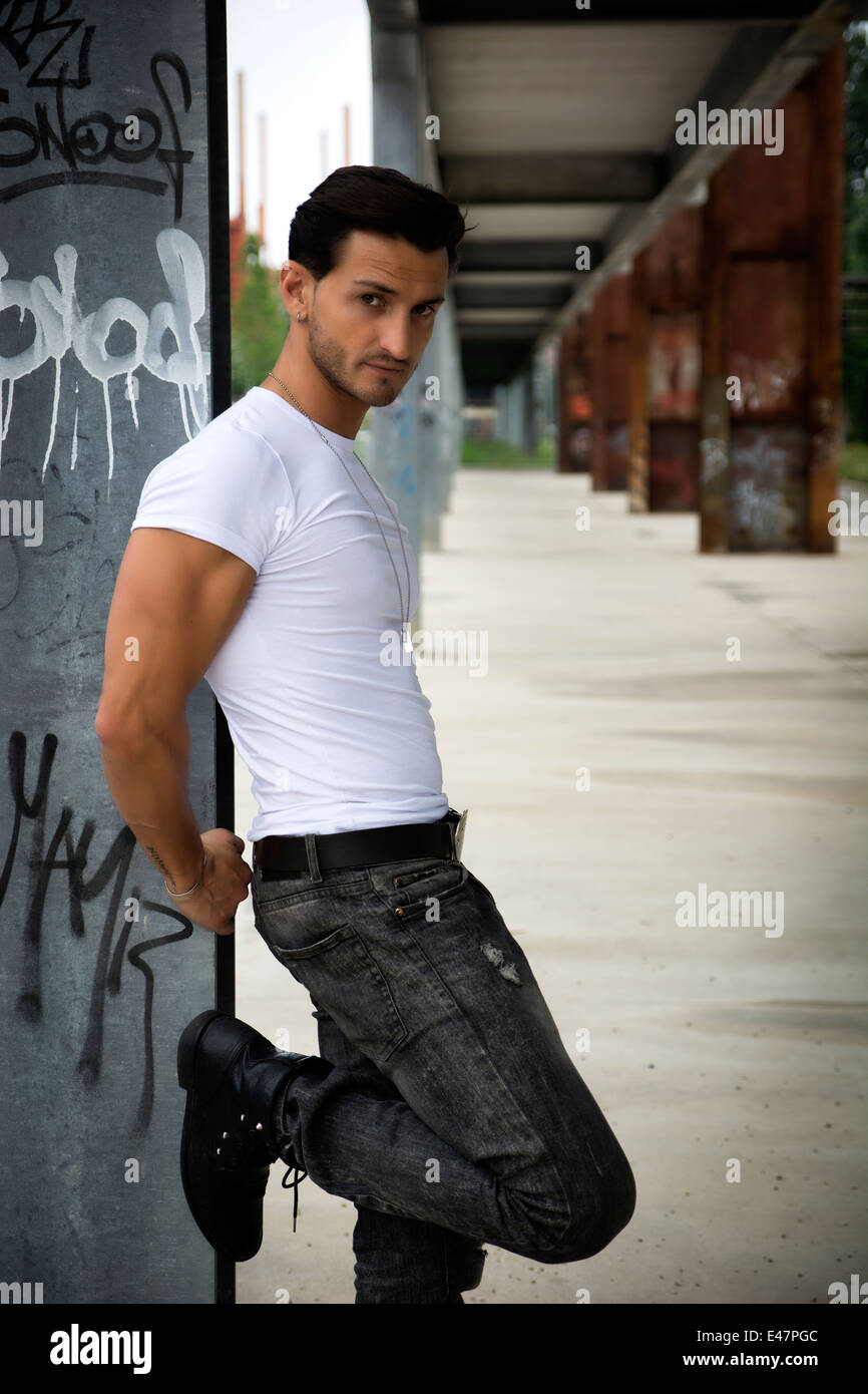 Bel homme outdoor en environnement urbain looking at camera Banque D'Images