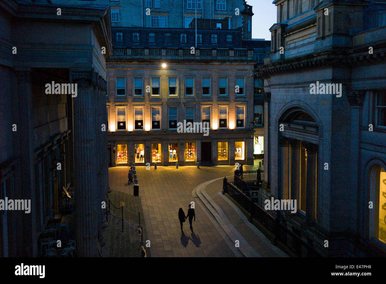 Couple et de prendre une promenade de nuit dans la région de Royal Exchange Square dans le centre-ville, à Glasgow. L'ECOSSE Banque D'Images